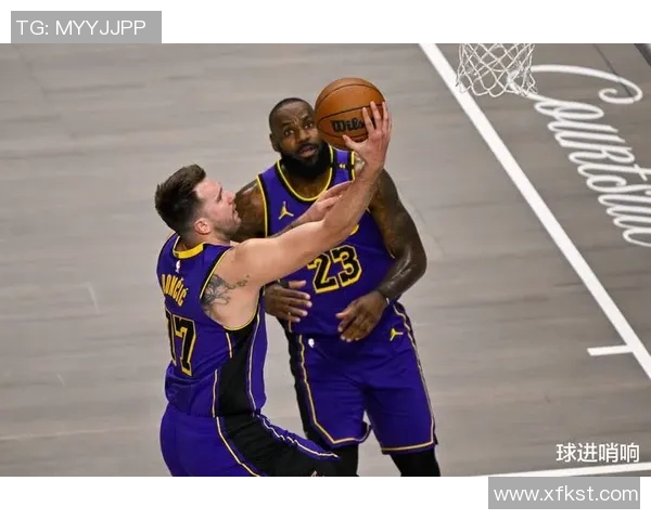 勒布朗-詹姆斯宣布继续留在湖人队，球迷们欢呼雀跃